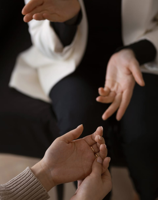 Psicóloga em poços de caldas em consulta com seu paciente com ansiedade e depressão.
